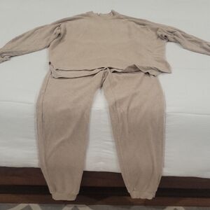 Women's 2-piece ribbed jogger set.